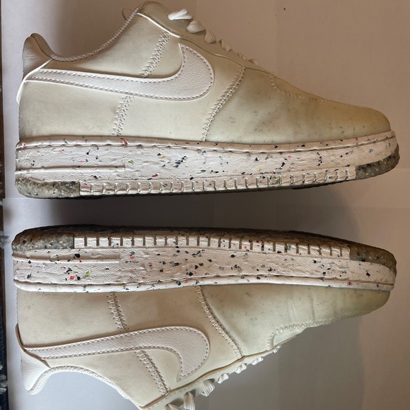 Woman size 7 nikes - Picture 3 of 4